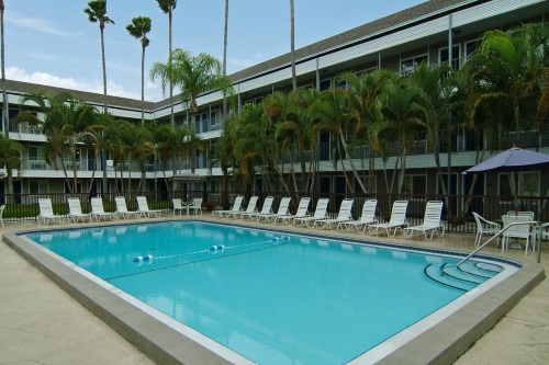 Lantern Inn & Suites zwembad